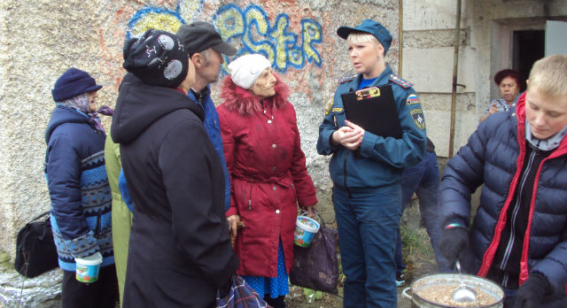 Сотрудники МЧС беседовали с бездомными у Комплексного центра соцобслуживания (Комсомольская, 55) — пока те обедали.  Фото предоставлено ОНД