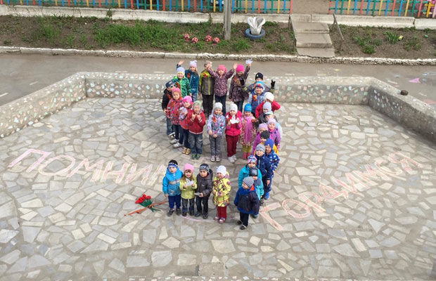 Ревдинцев с Днем Победы поздравляют воспитанники детского сада «Развитие». Фото Оксаны Пивоваровой.